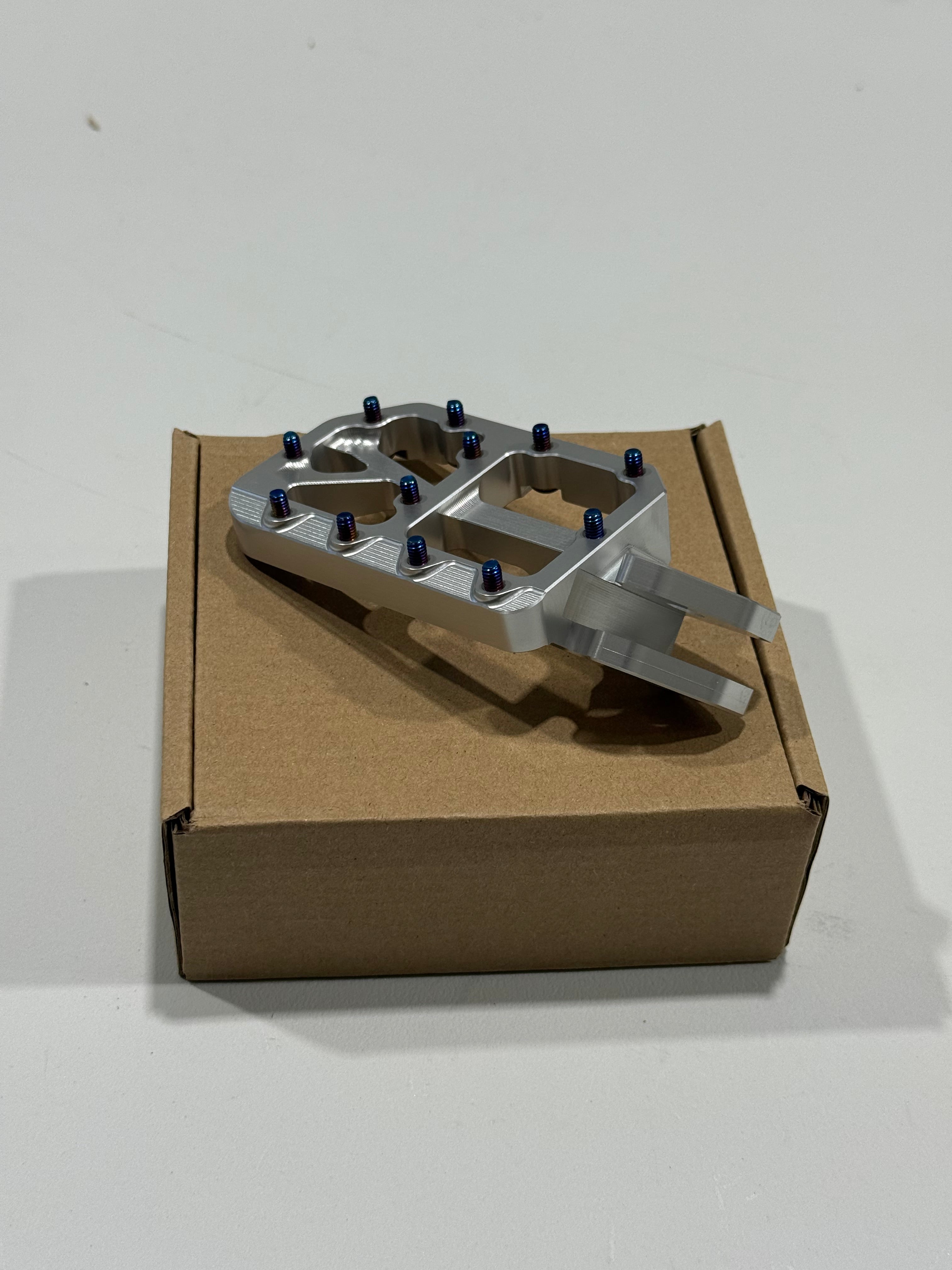Wide foot peg side profile and mounting bracket