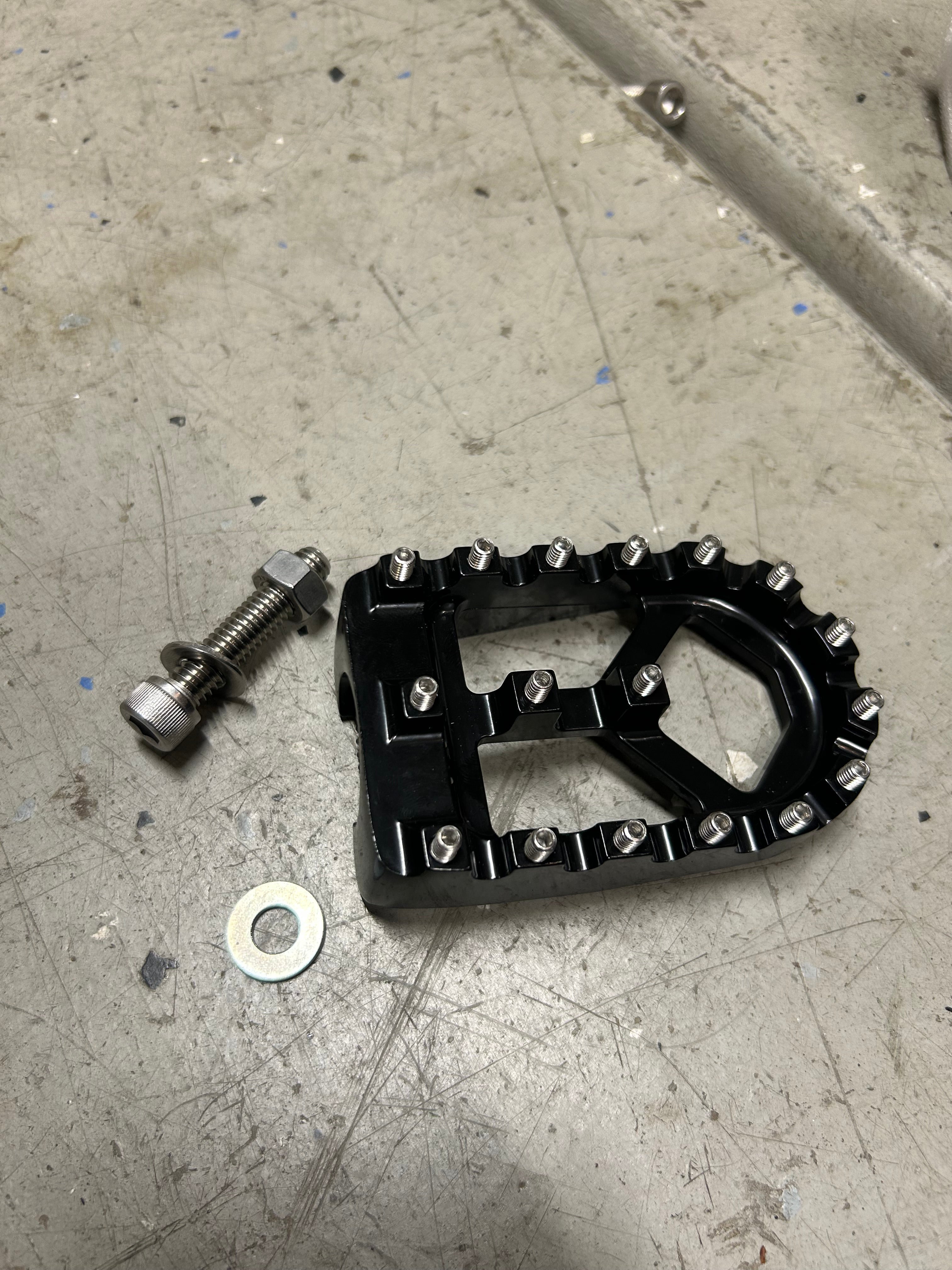 MX style peg spring mount option detail