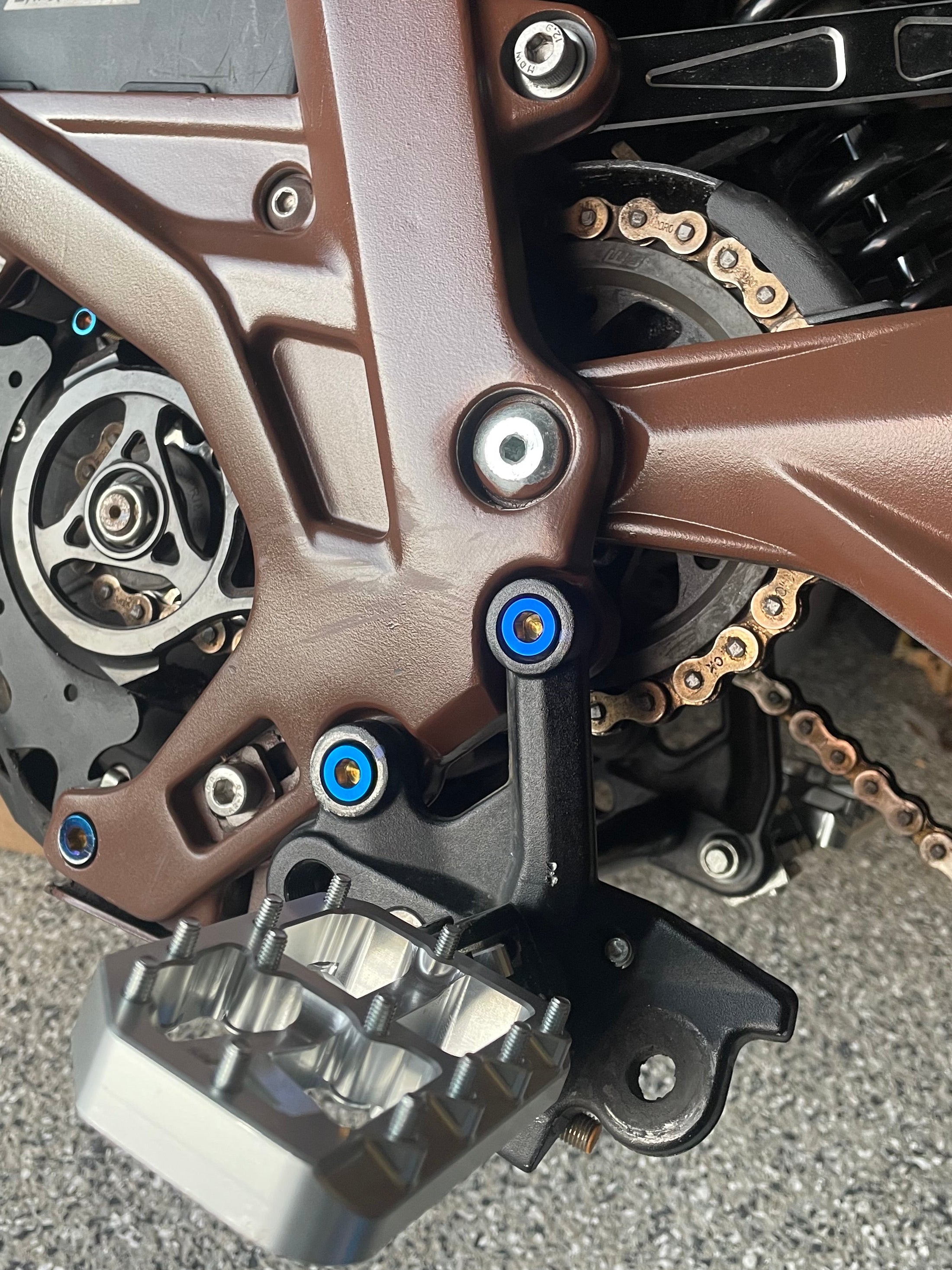 Four-piece titanium peg bracket bolt kit for e-moto