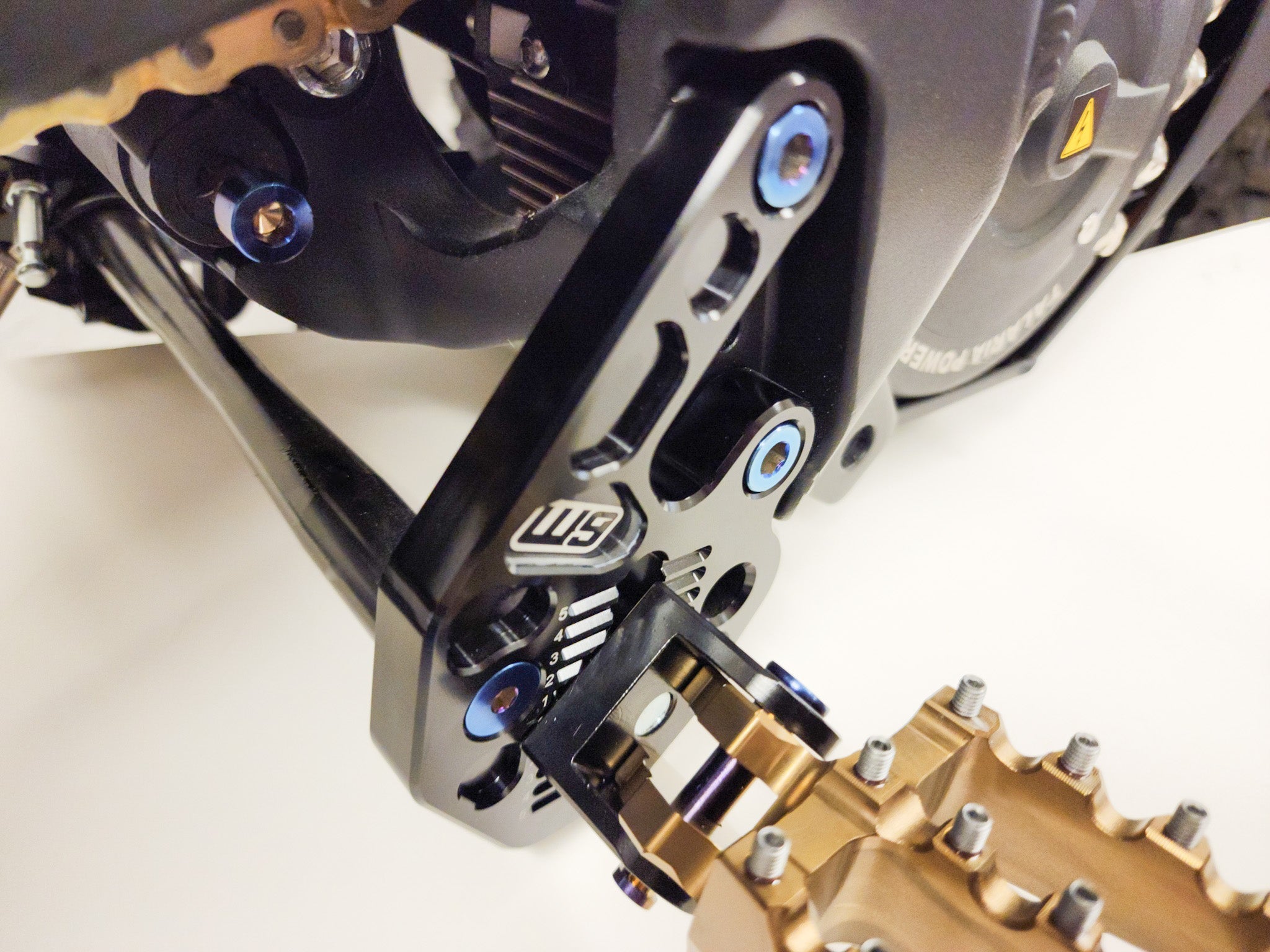 Billet 7075-T6 aluminum peg mount body with interlocking adjustment teeth