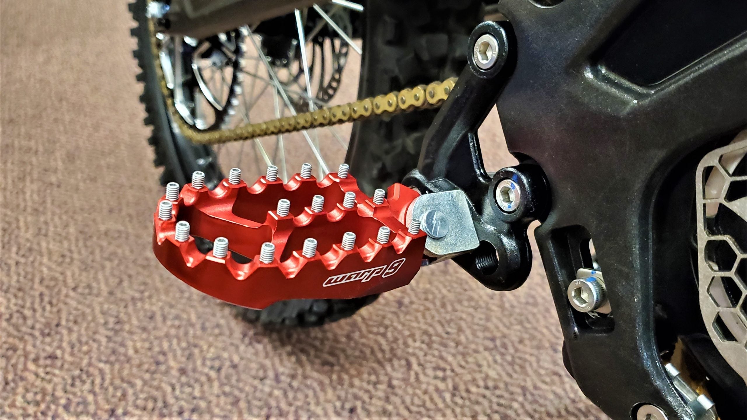 Underside detail of Warp 9 forged foot pegs with Y-bridge center teeth